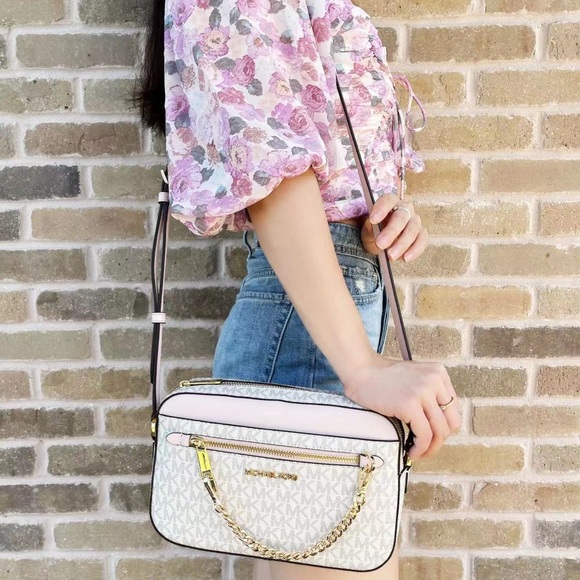 Michael Kors Handbags - Gaby’sBags💕NWT Michael Kors Crossbody